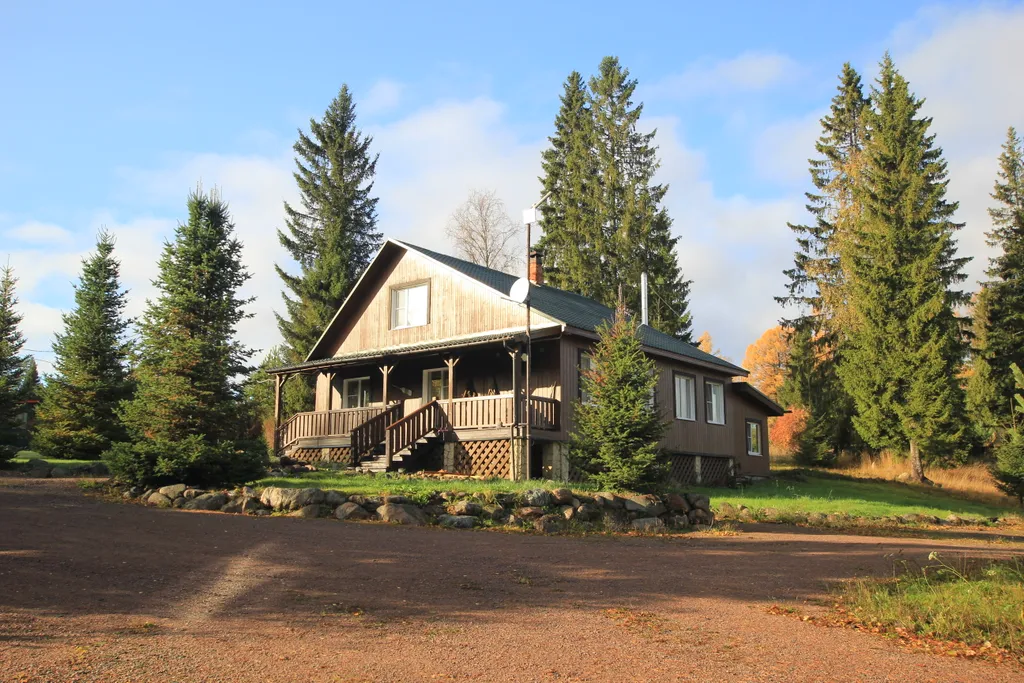 Коттедж Шикарный дом находится на берегу озера, окруженный хвойным лесом — аренда посуточно в Суоярви