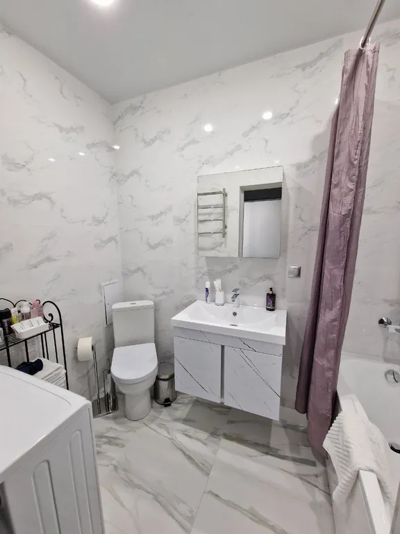 Квартира с панорамными окнами и очками виртуальной реальности