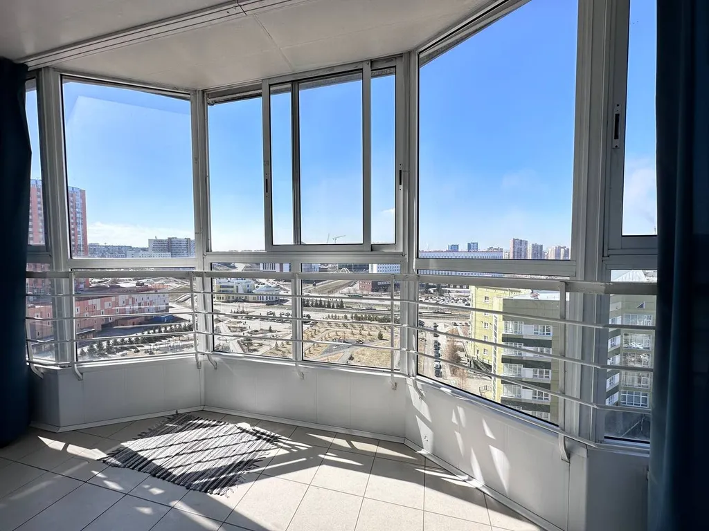 1-комнатная квартира с балконом и видом на реку рядом с Кузбасс-Арена