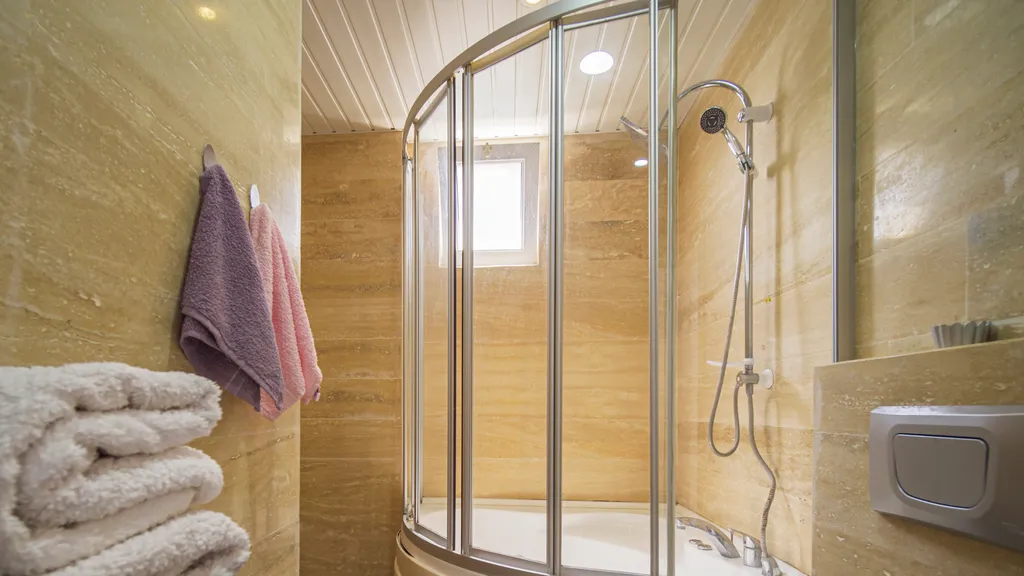 Семейная квартира с бассейном рядом с морем