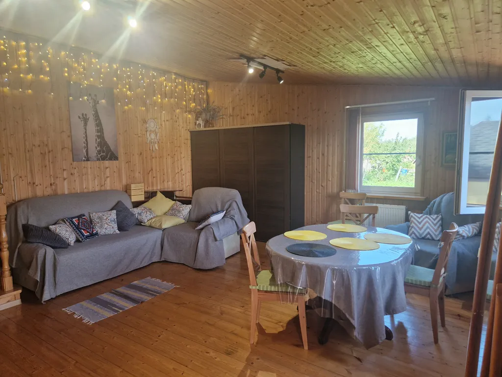 Дом с финской сауной внутри дома с большой беседкой и барбекю