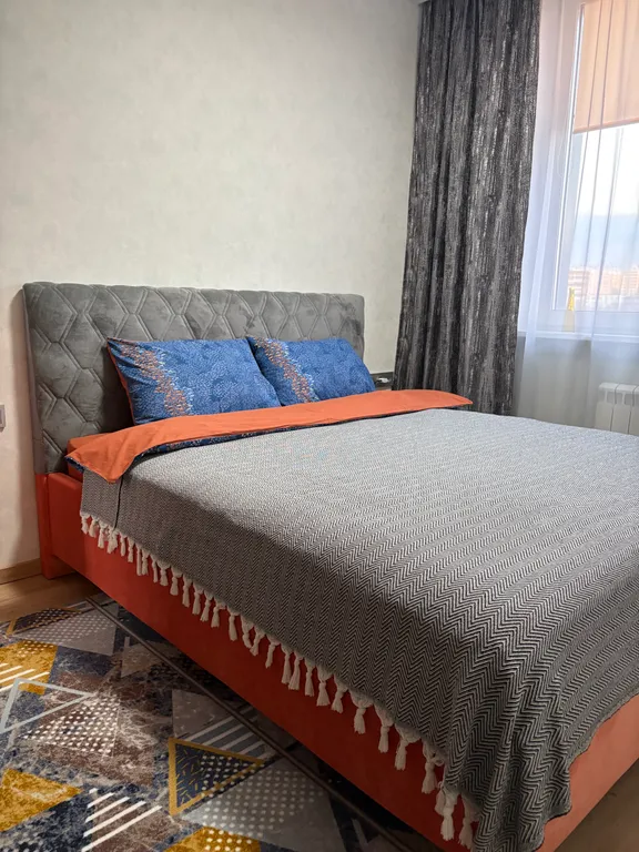 Квартира с большой кухней-гостиной и уютной изолированной спальней