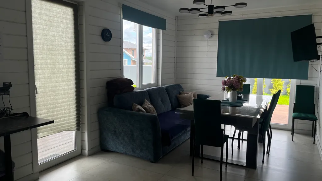 Дом с бассейном и сауной у пруда