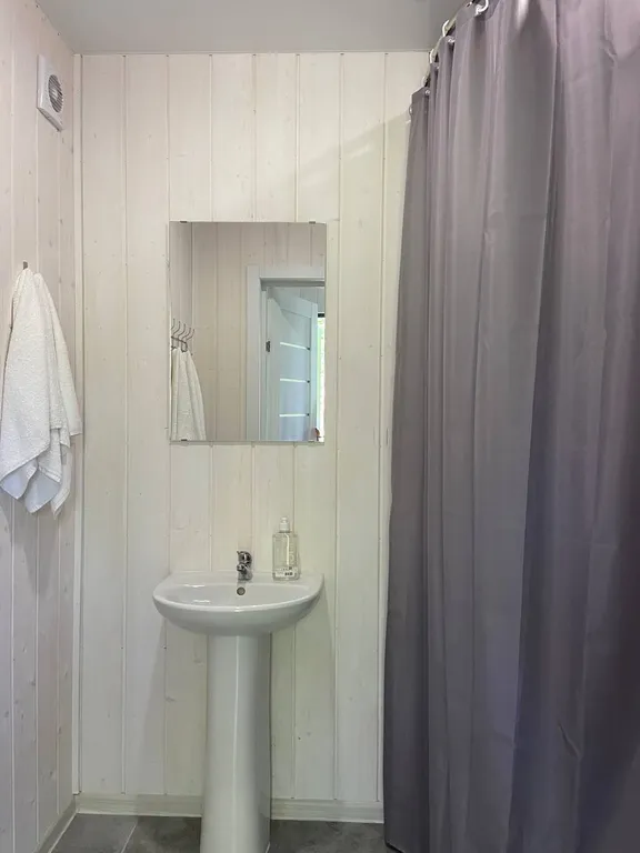 Таунхаус в сосновом лесу на берегу озера