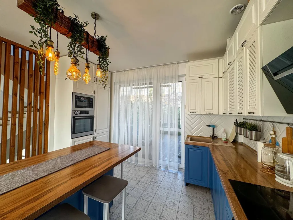 Таунхаус с дизайнерским ремонтом и террасой