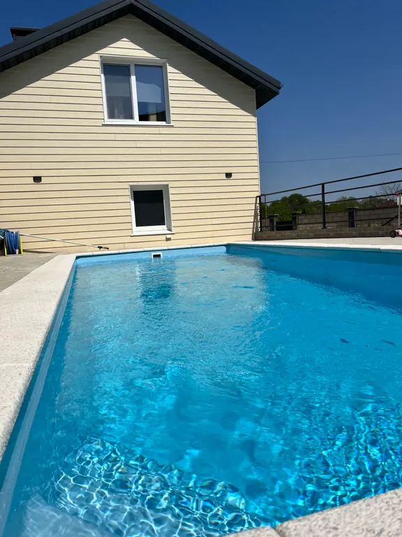 Уютный дом у моря с террасой, баней и теплым бассейном