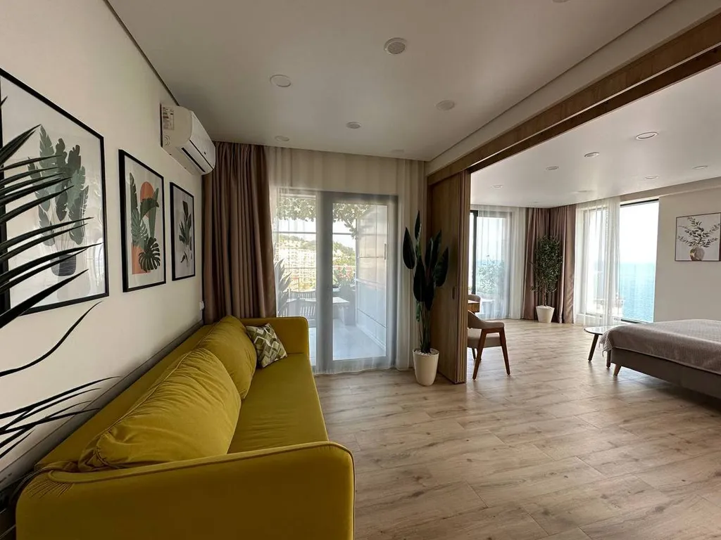 Огромные апартаменты с прямым видом на море и террасой 40 кв. метров