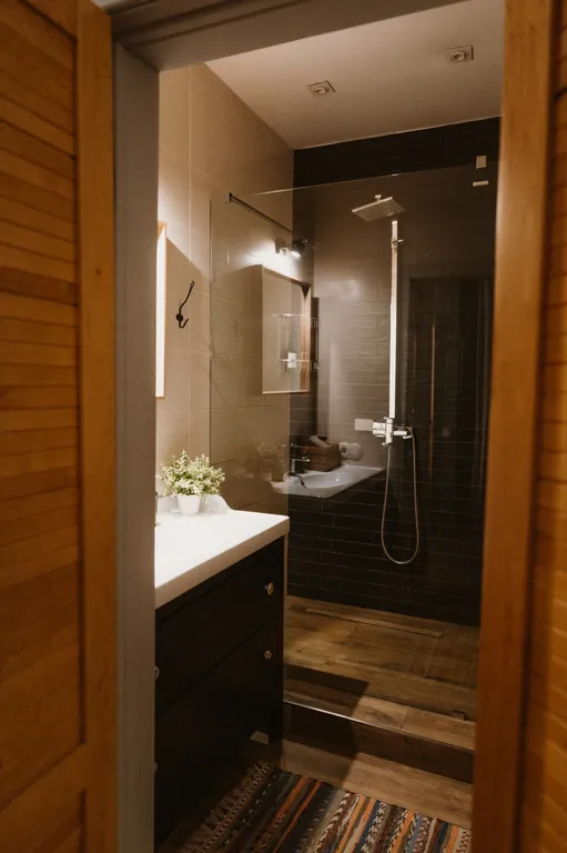 Дизайнерские апартаменты с панорамными окнами под крышей