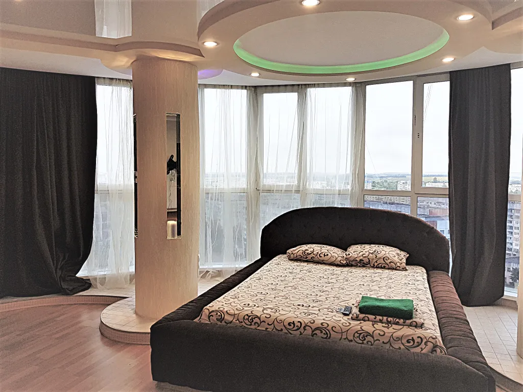 Двухкомнатная квартира на 15 этаже с панорамными окнами