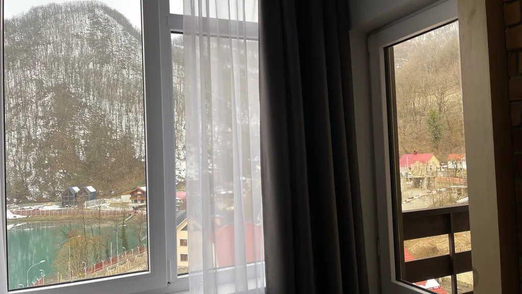 Шикарный вид на озеро и горы