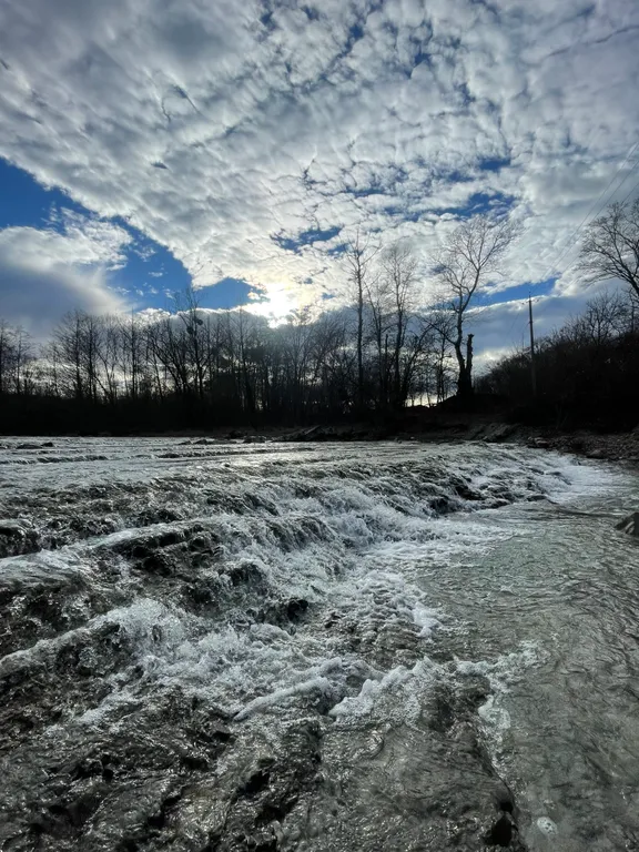 Уютный дом у горной реки