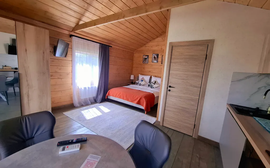 Коттедж для двоих в лесу у пруда