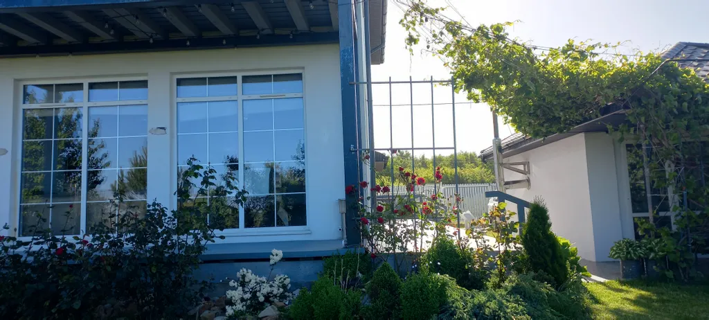 Дом с видом на море и отдельно стоящей баней.