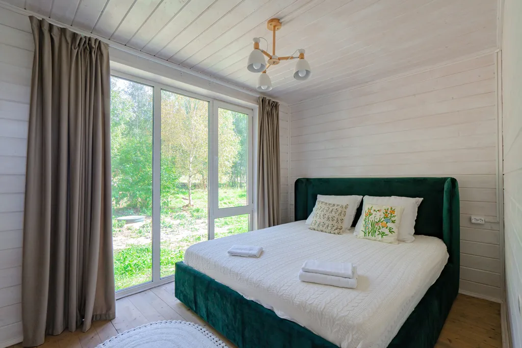 Дом с панорамным видом на озеро, большой