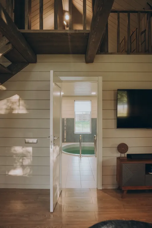 Дом на берегу реки