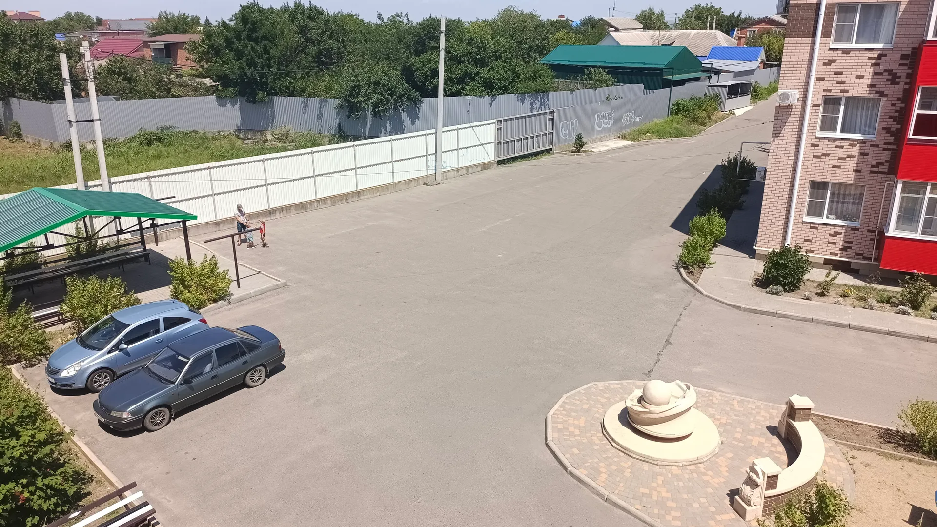 Беседка и парковка 