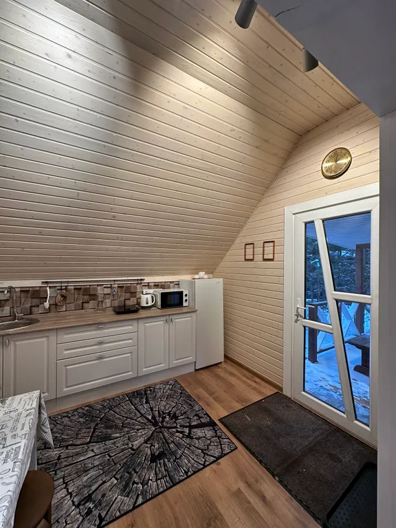 Уютный дом в деревне у реки