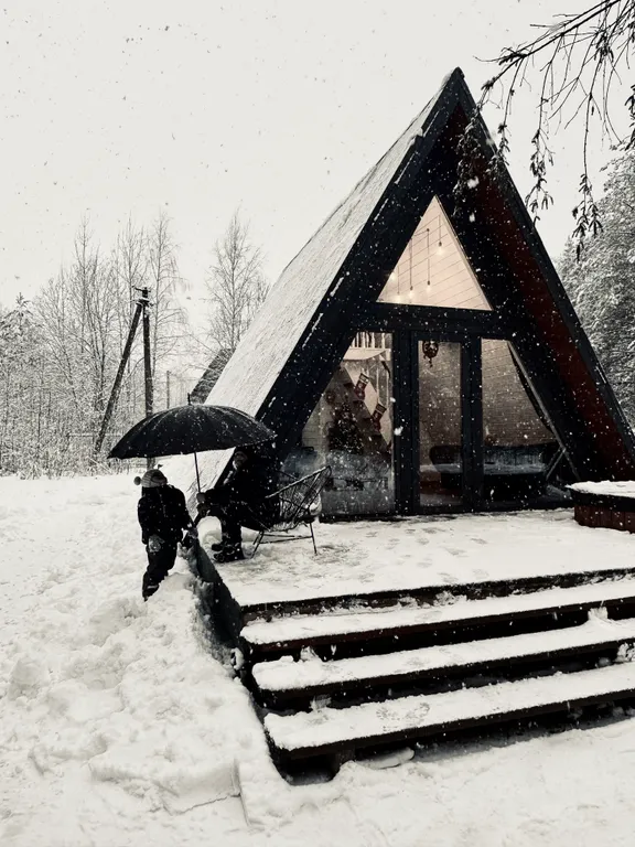 Дом A-frame с купелью, баней и бассейном в сосновом лесу