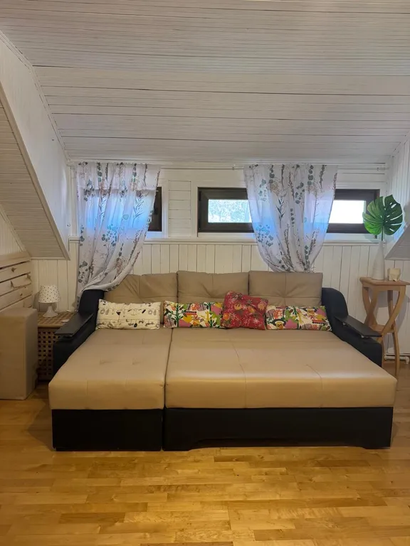 Уютный жилой зимний дом в сказочно живописном месте