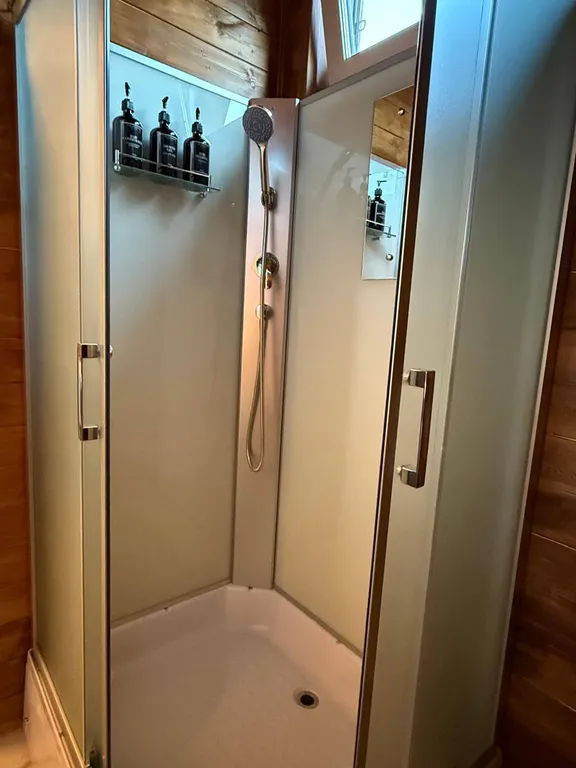 Уютный афрейм в березовом лесу