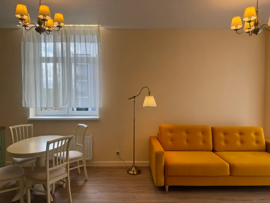 Солнечная квартира с мебелью из натурального дерева, рядом с морем