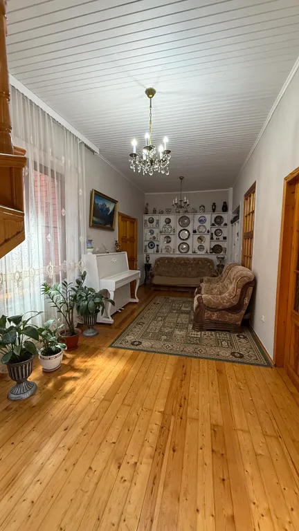 Деревянный дом с красивым видом на море