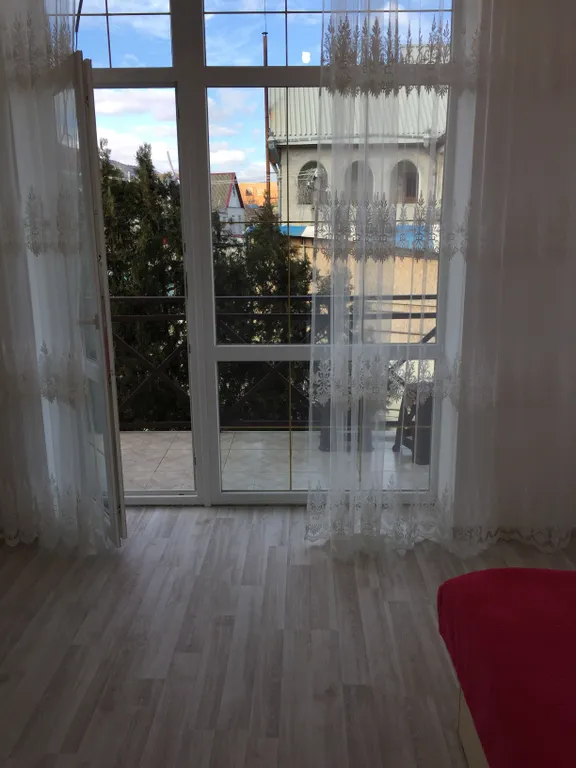 Четырёхместный номер  люкс с балконом с видом на город и горы