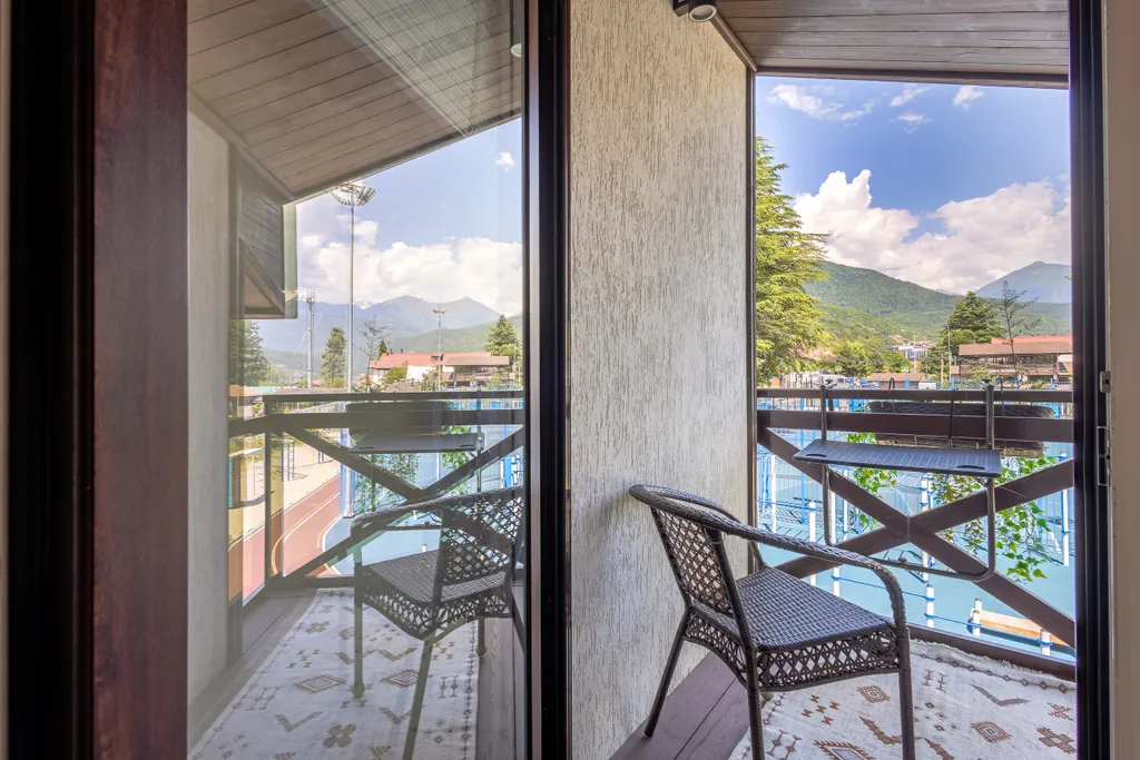 Дом у сквера в центре Поляны