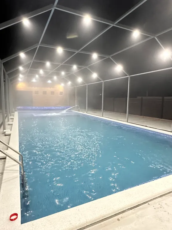 Уютный домик на территории гостевого двора с бассейном