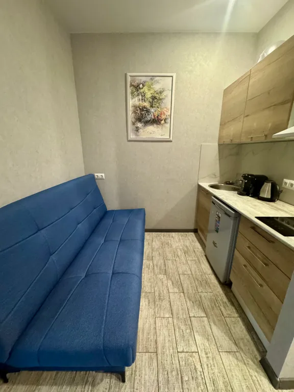 Студия с выделенной спальней и балконом в центре