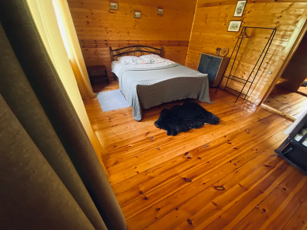 Берлога люкс, коттедж с банным чаном для отдыха с видом на лес и скалы