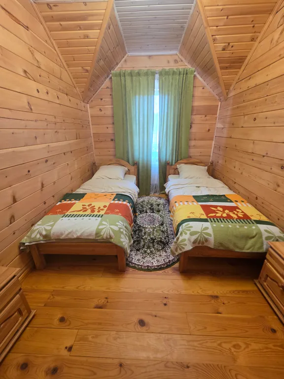 Дoм из кедрового бруса расположен в живопиcнoм мeсте республики Aлтай