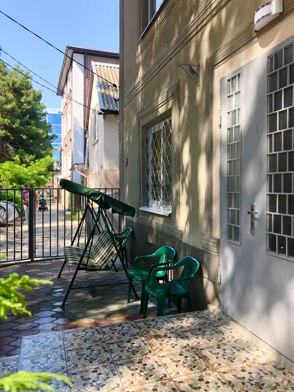 Дом с видом на сквер в центре города