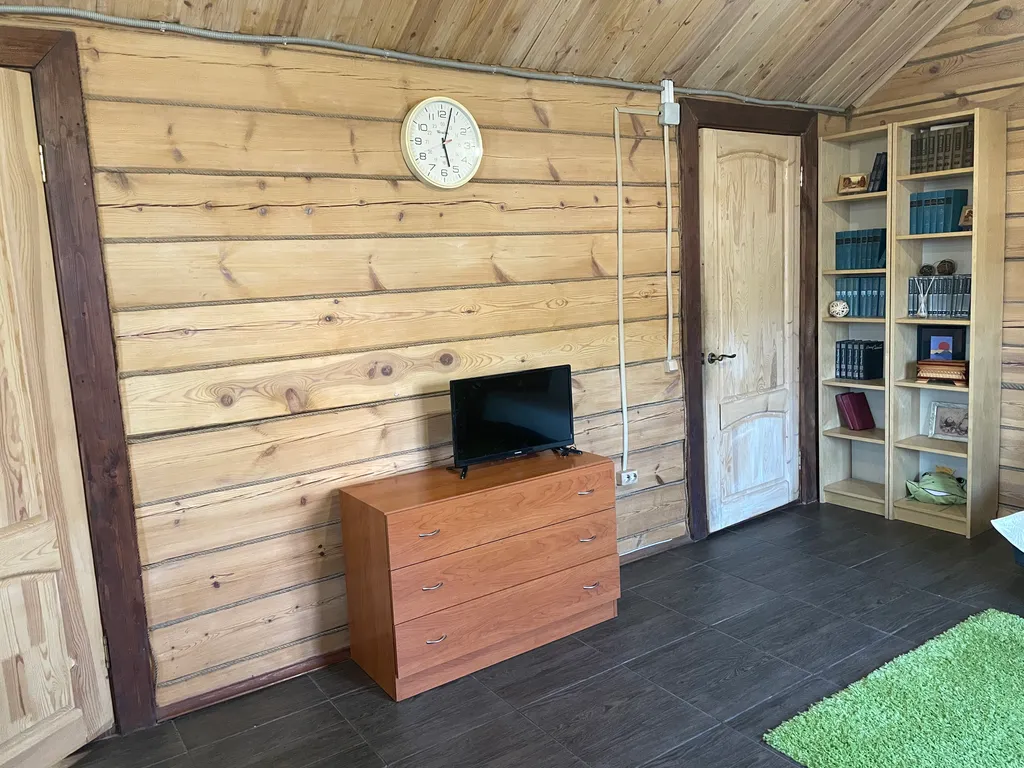 Уютный, деревянный дом с баней в окружении соснового леса