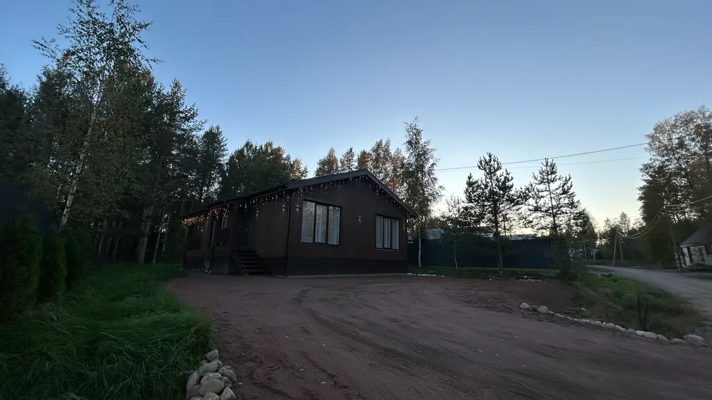 Загородный дом с большой террасой, кострищем и лесом