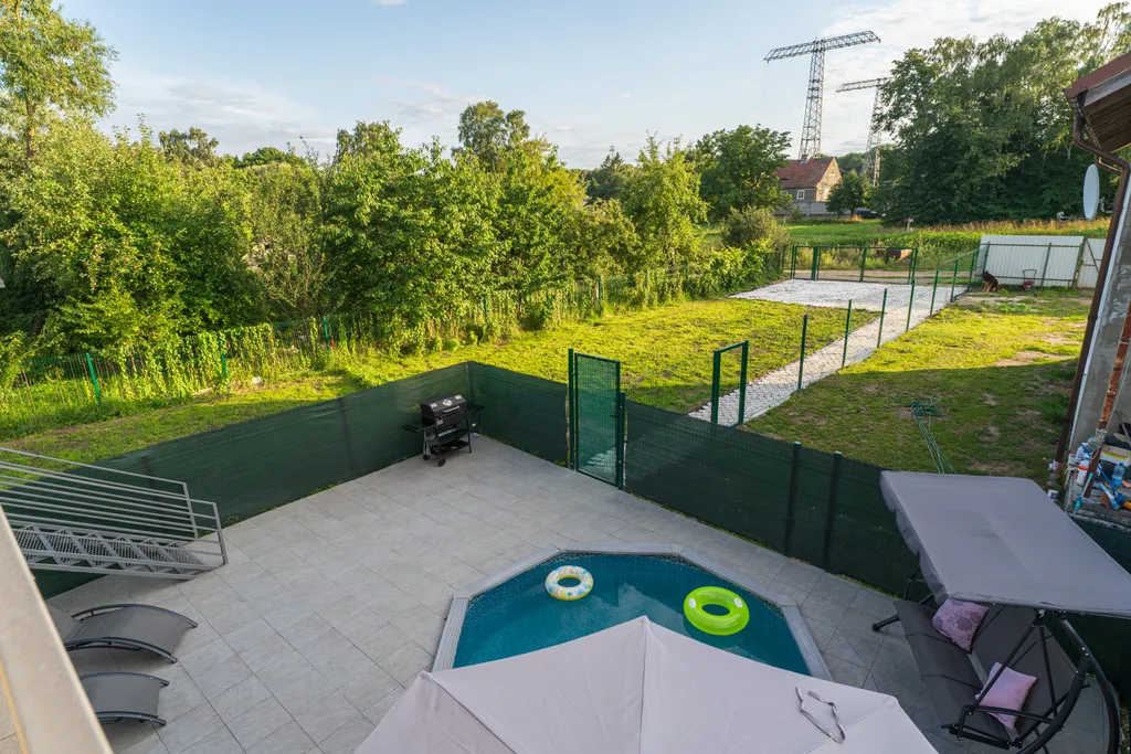 Дом с баней и бассейном