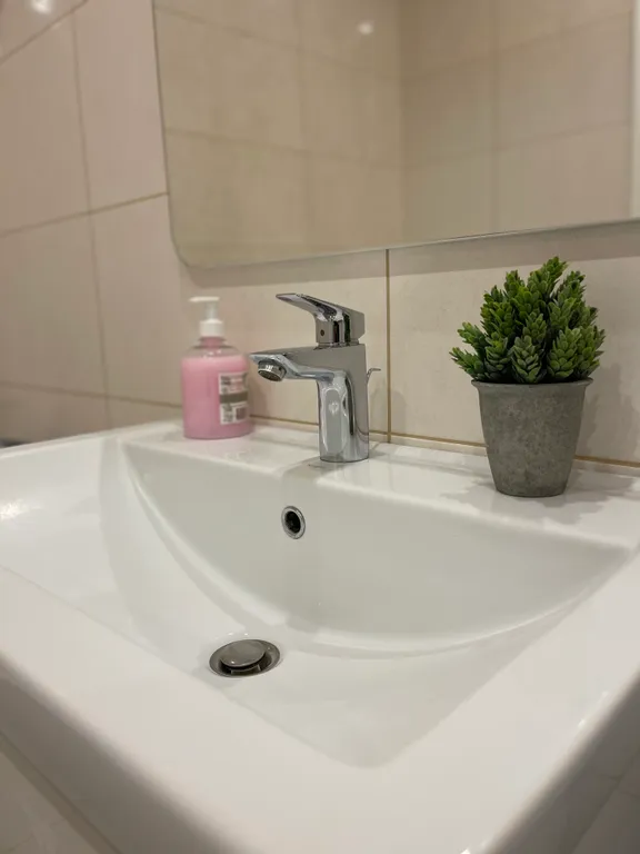 Новая квартира с кроватью возле панорамного окна, высокий этаж