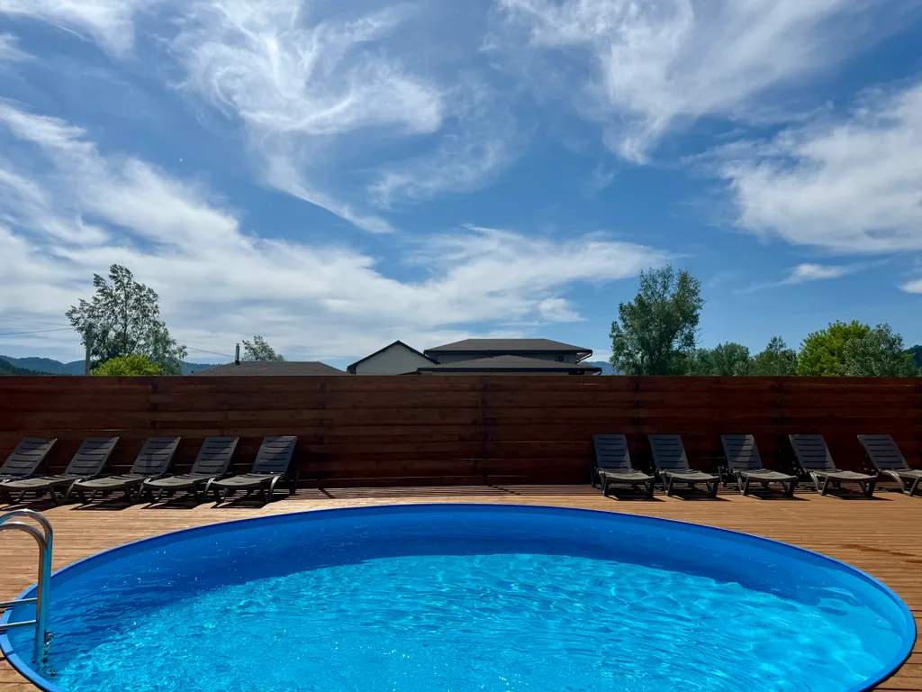 Гостевой домик от Mountain House с бассейном на первой линии