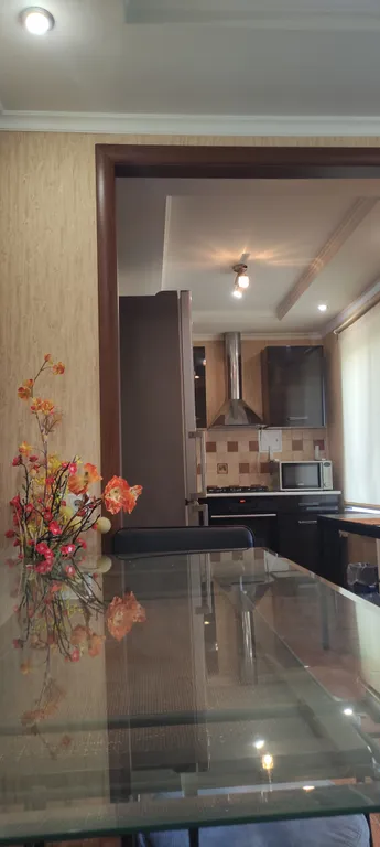 1-комнатная квартира в центре Макеевки с большой кроватью и водой