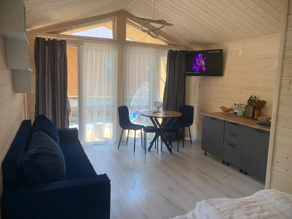 Домик у реки возле канатной дороги