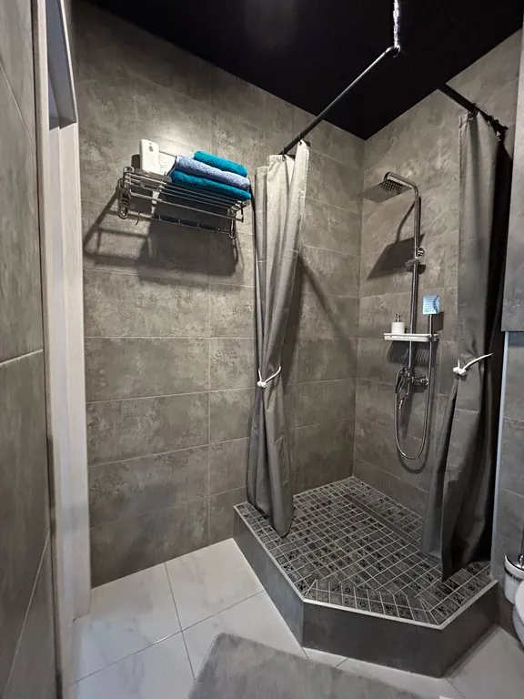 Уютная квартира с джакузи в спальне и массажным креслом