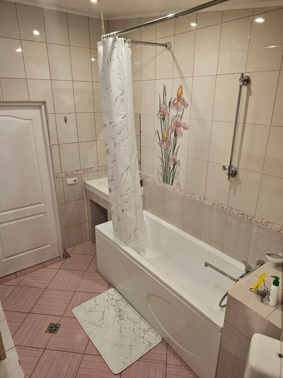 Дом в лесу с каминным деревом внутри