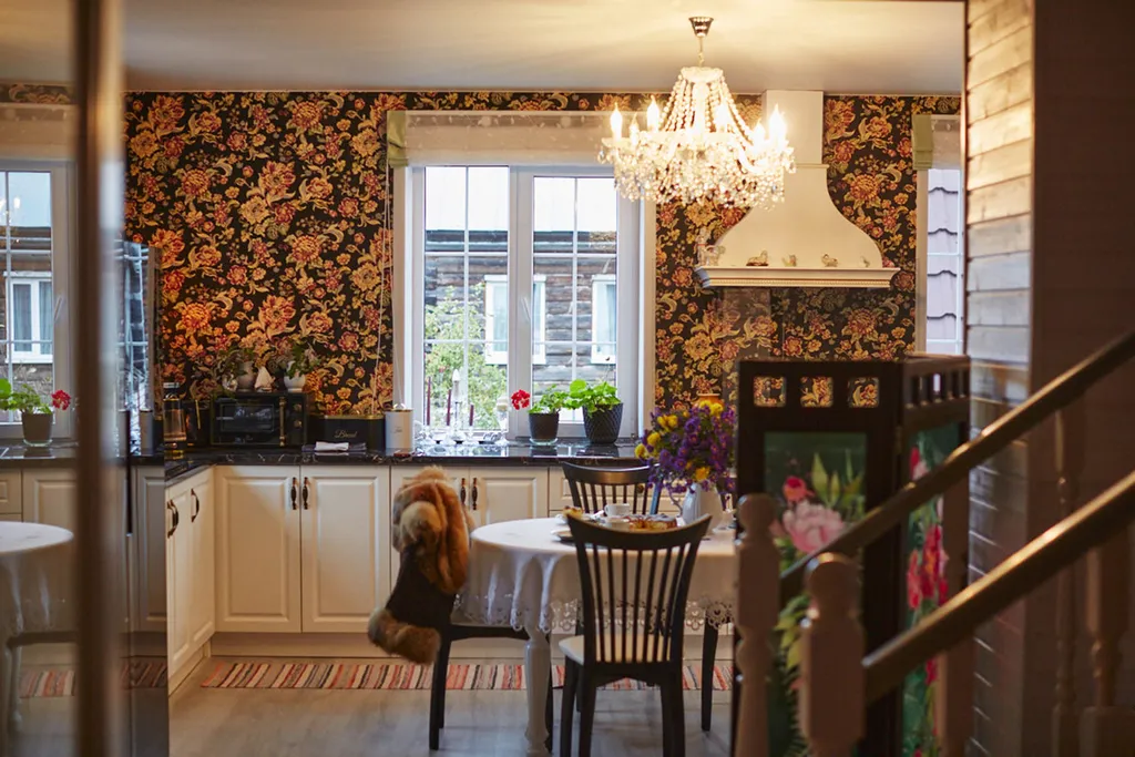 Уютный светлый дом в окружении природы