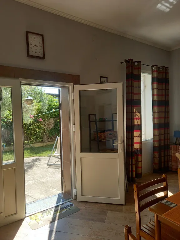 Часть дома с зеленым двориком на Косе у моря