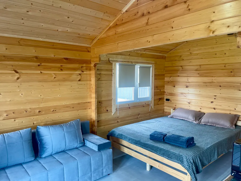 Новый деревянный домик у моря