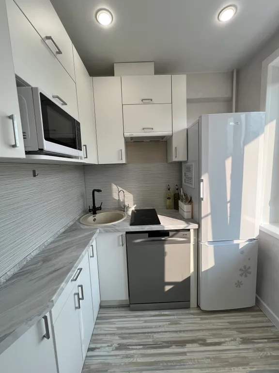 Квартира с большим телевизором и игровой приставкой