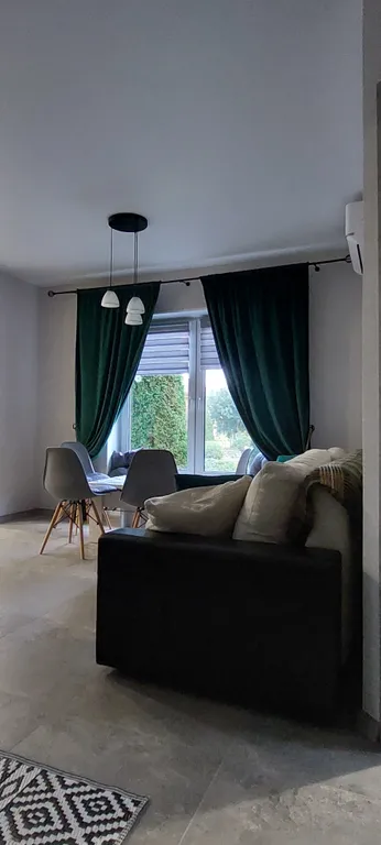 Уютный дом в черте города для комфортного отдыха в лесной местности