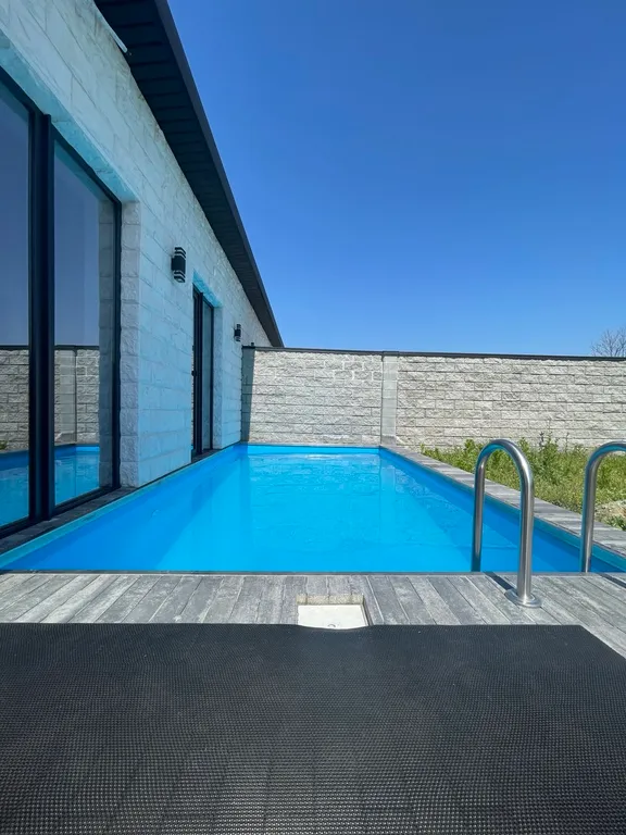 Загородный дом с бассейном