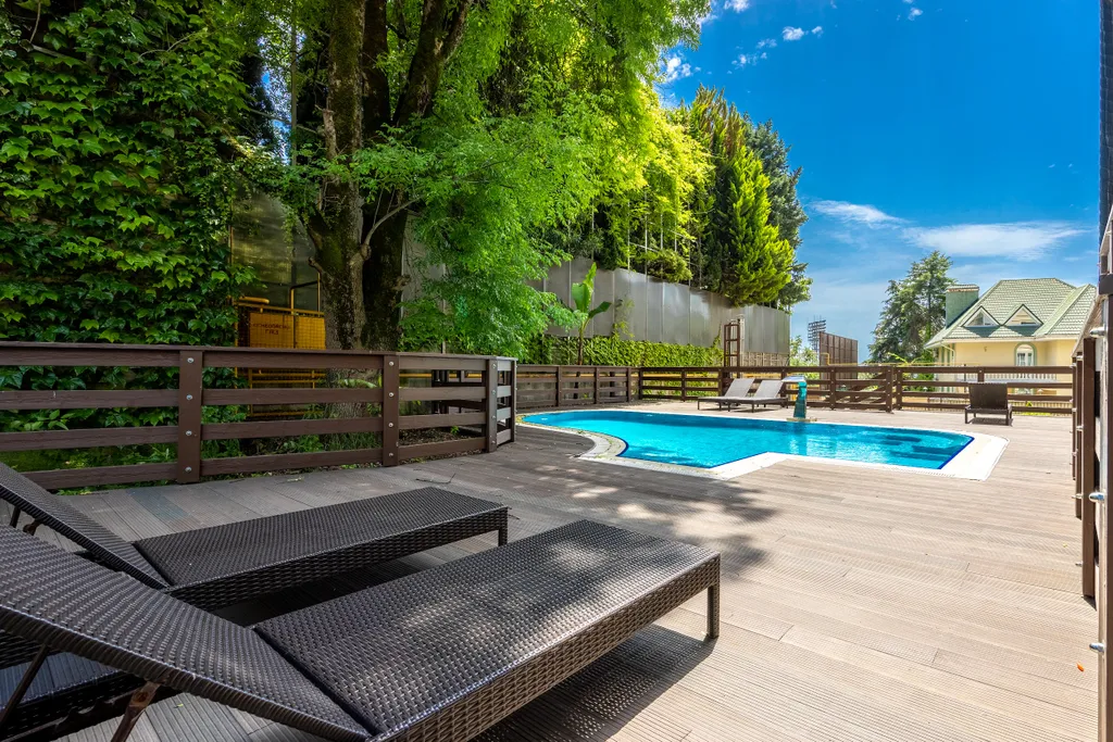 Дизайнерская квартира с бассейном и выделенной спальней