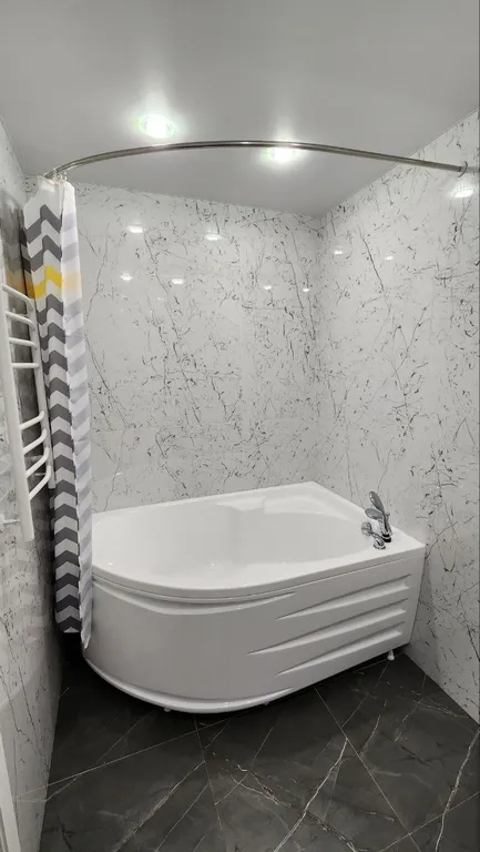 Дизайнерская евротрешка видом на Москву - реку.